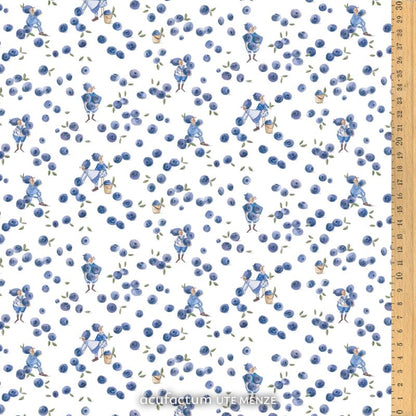 Baumwollstoff mit Blaubeeren und Wichteln in blau auf hellem Hintergrund für Kinderkleidung und Deko
