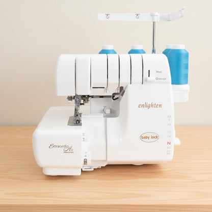 Enlighten - Overlock mit Lufteinfädlung, automatischer Fadenspannung und kreativem Wavestich