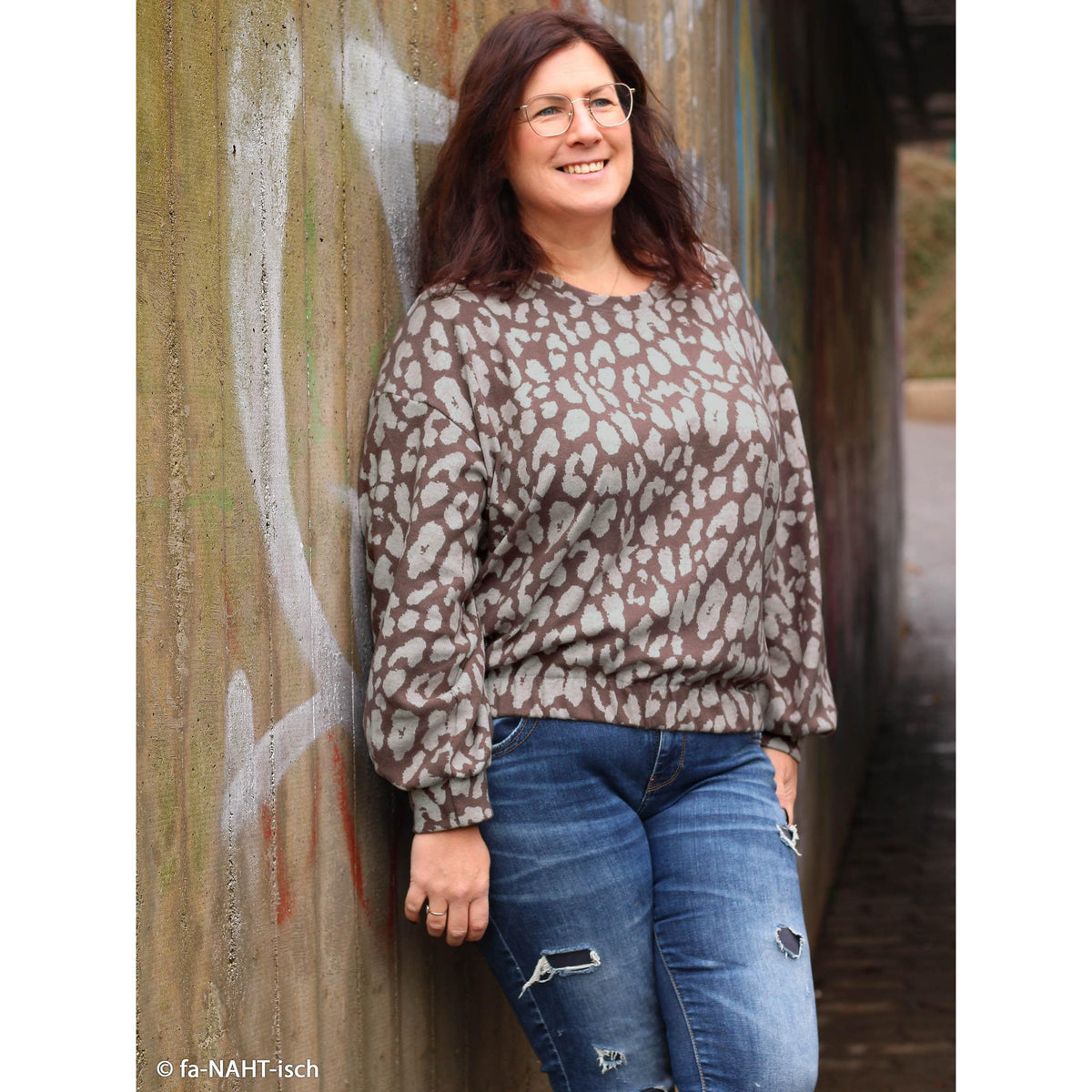 Swafing Strickstoff Emily aus Baumwolle mit modernem Leomuster für Pullover, Cardigans und Kleider