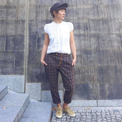 Schnittmuster Ludwig Lässig Chinohose Damen mit diagonaler Knopfleiste und schmalem Bein