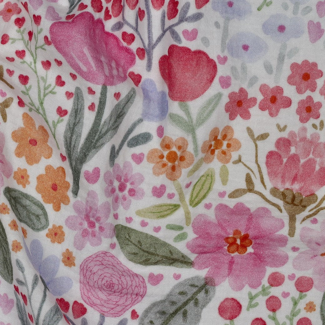 Detailbild vom Musselin mit Digitaldruck einer bunten Blumenwiese rosalastig