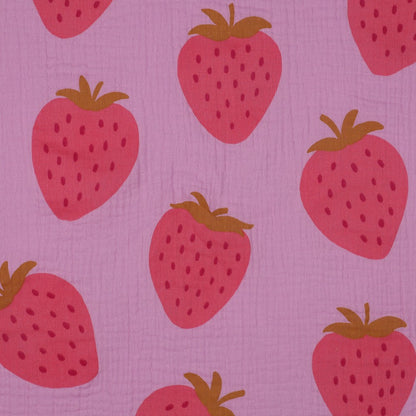 Superkuscheliger pinkfarbener Musselin mit großen Erdbeeren