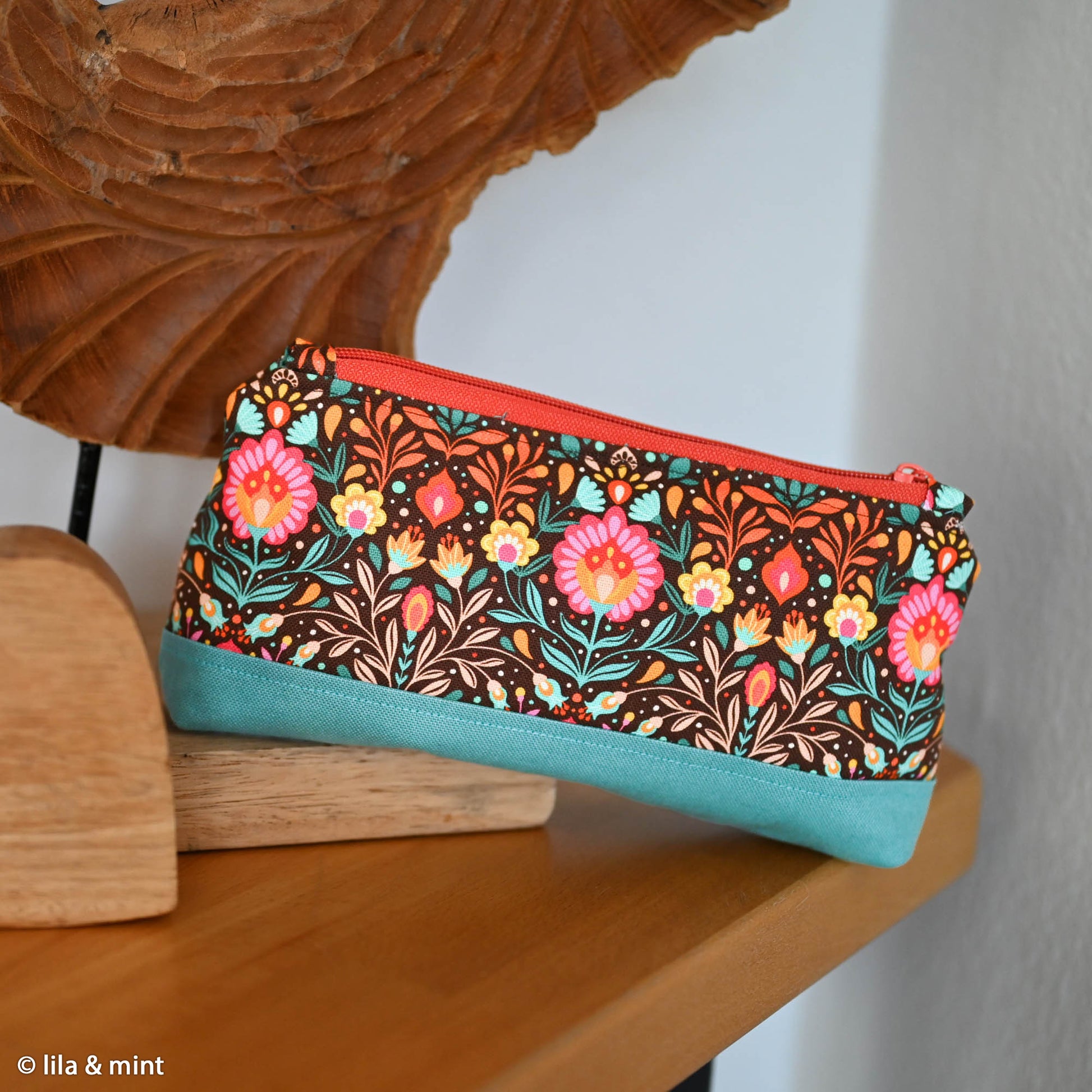 Robuster Baumwoll-Canvas mit buntem Folk-Blumenmuster im Retro- und Boho-Stil auf dunklem Hintergrund – ideal für Taschen, Dekorationen und kreative Nähprojekte.