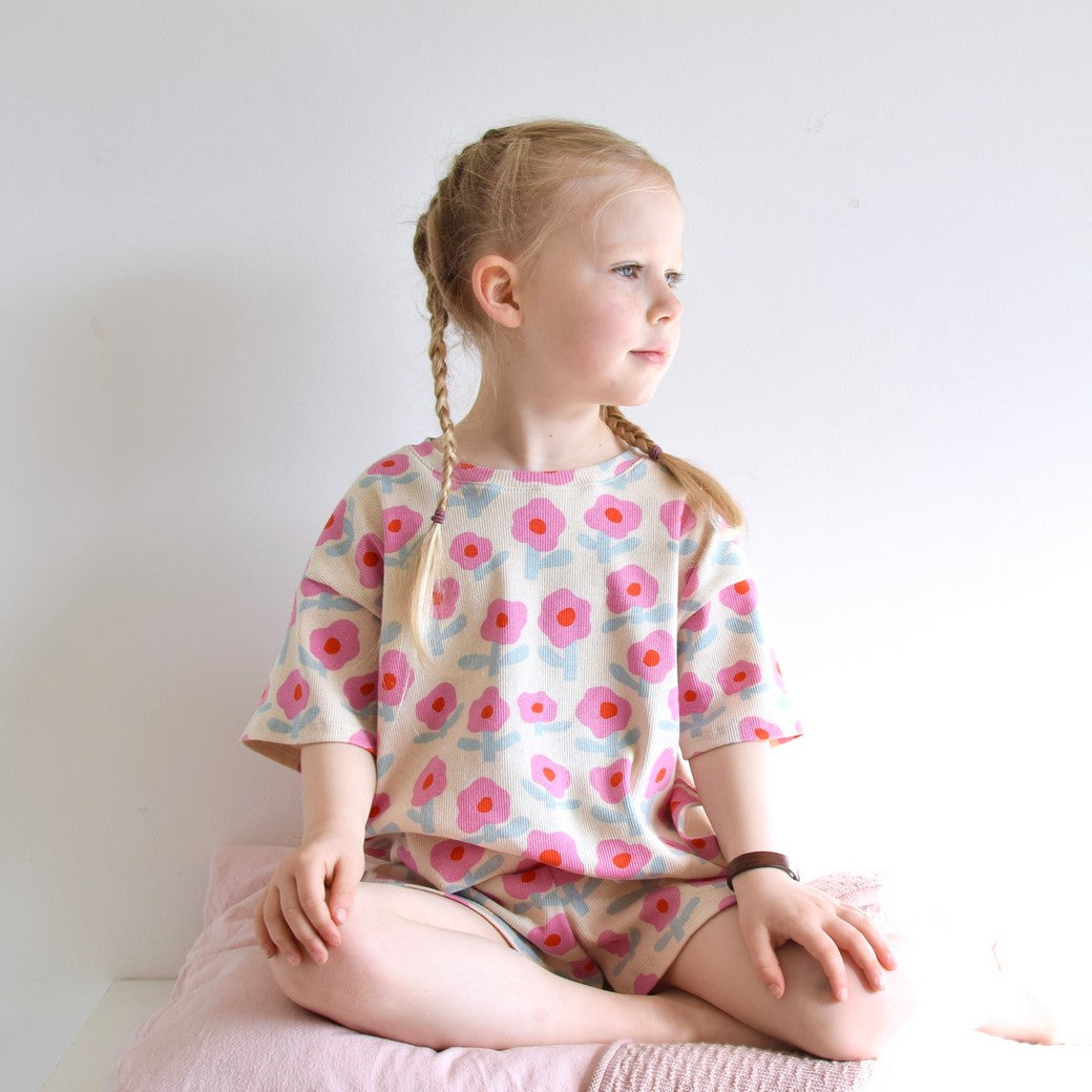 Rib Jersey Retro Blumen GOTS von Jennifer Bouron, elastischer Baumwollstoff mit grafischem Blumenmuster