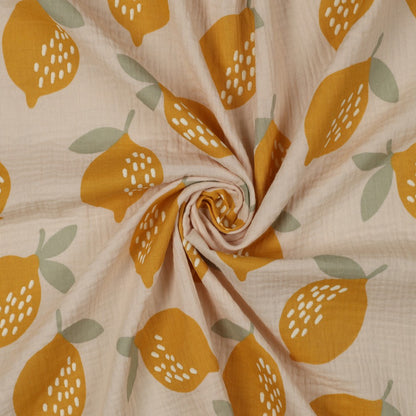Weicher Baumwoll-Musselin mit sonnigem Zitronenprint auf naturfarbenem Hintergrund – ideal für sommerliche Kleidung und Babyprojekte.