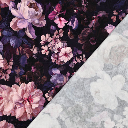 Angerauter Sweatstoff mit großen Pfingstrosen und Blumen in Rosé, Creme, Beere und Violett auf dunklem Grund