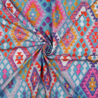 Leichte Radiance-Viskose mit farbenfrohem Boho-Aztec-Muster in Türkis, Flieder, Pink und Koralle – ideal für sommerliche Kleidung.