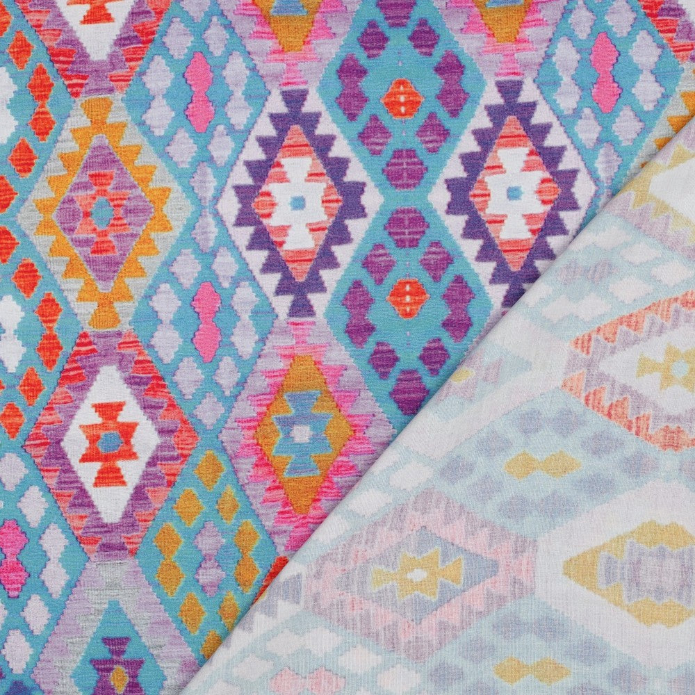 Leichte Radiance-Viskose mit farbenfrohem Boho-Aztec-Muster in Türkis, Flieder, Pink und Koralle – ideal für sommerliche Kleidung.