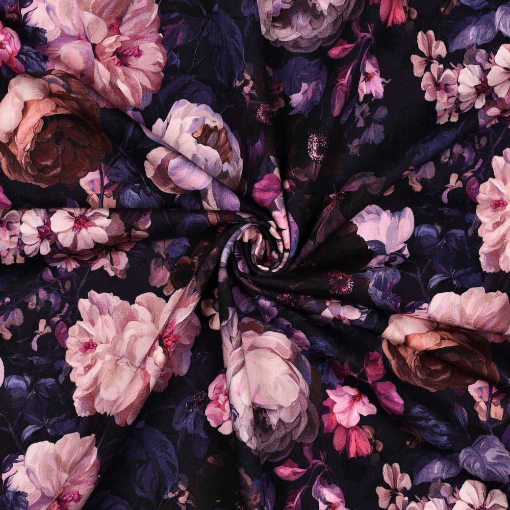 Angerauter Sweatstoff mit großen Pfingstrosen und Blumen in Rosé, Creme, Beere und Violett auf dunklem Grund