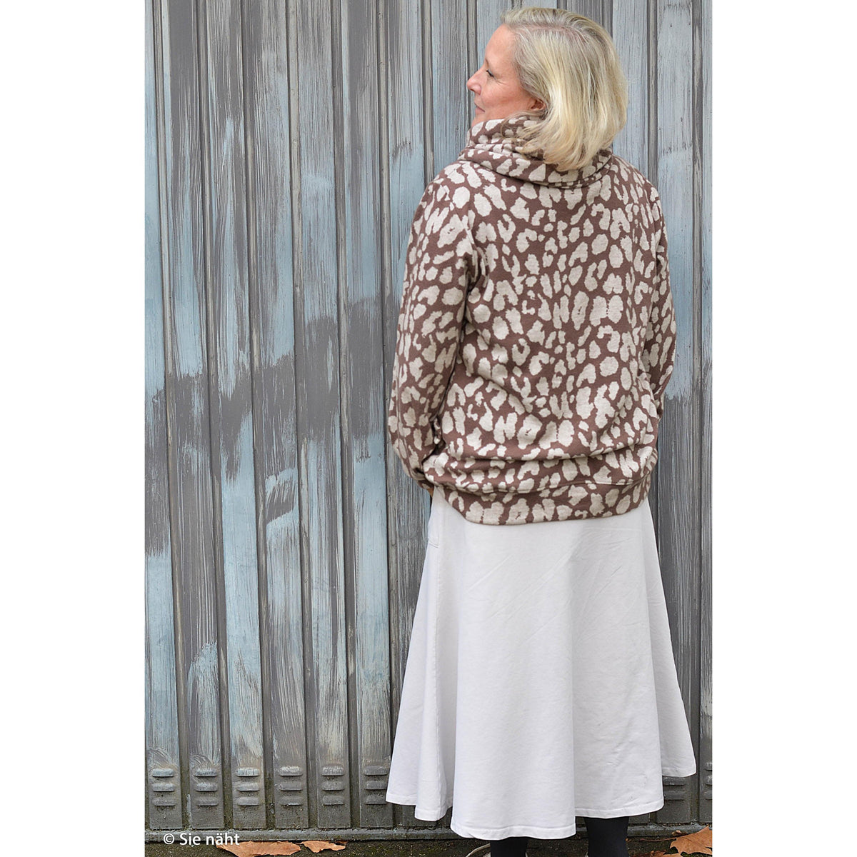 Swafing Strickstoff Emily aus Baumwolle mit modernem Leomuster für Pullover, Cardigans und Kleider