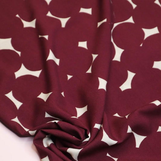 Bordeauxfarbener ECOVERO Viskosestoff mit grafischem Punktmuster