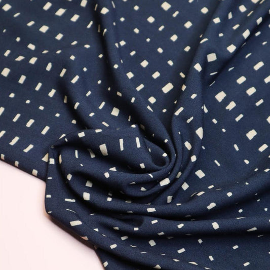 Dunkelblauer ECOVERO Viskosestoff mit grafischem Muster