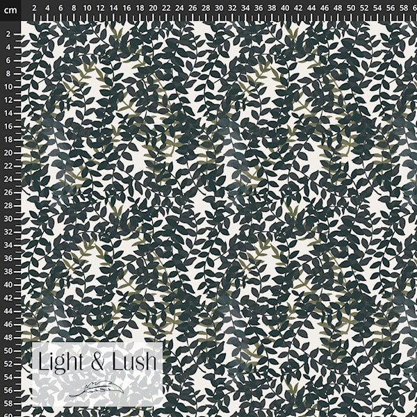 Viskosestoff mit grünem Blättermuster auf hellem Grund von Light and Lush