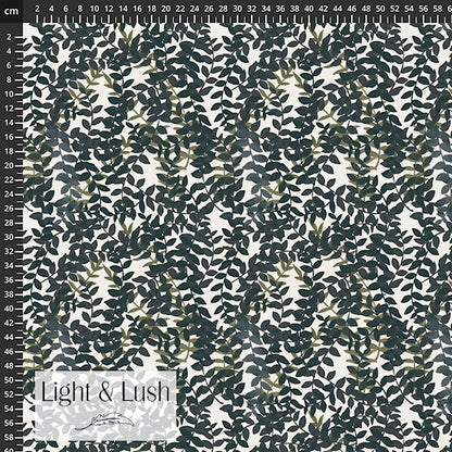 Viskosestoff mit grünem Blättermuster auf hellem Grund von Light and Lush
