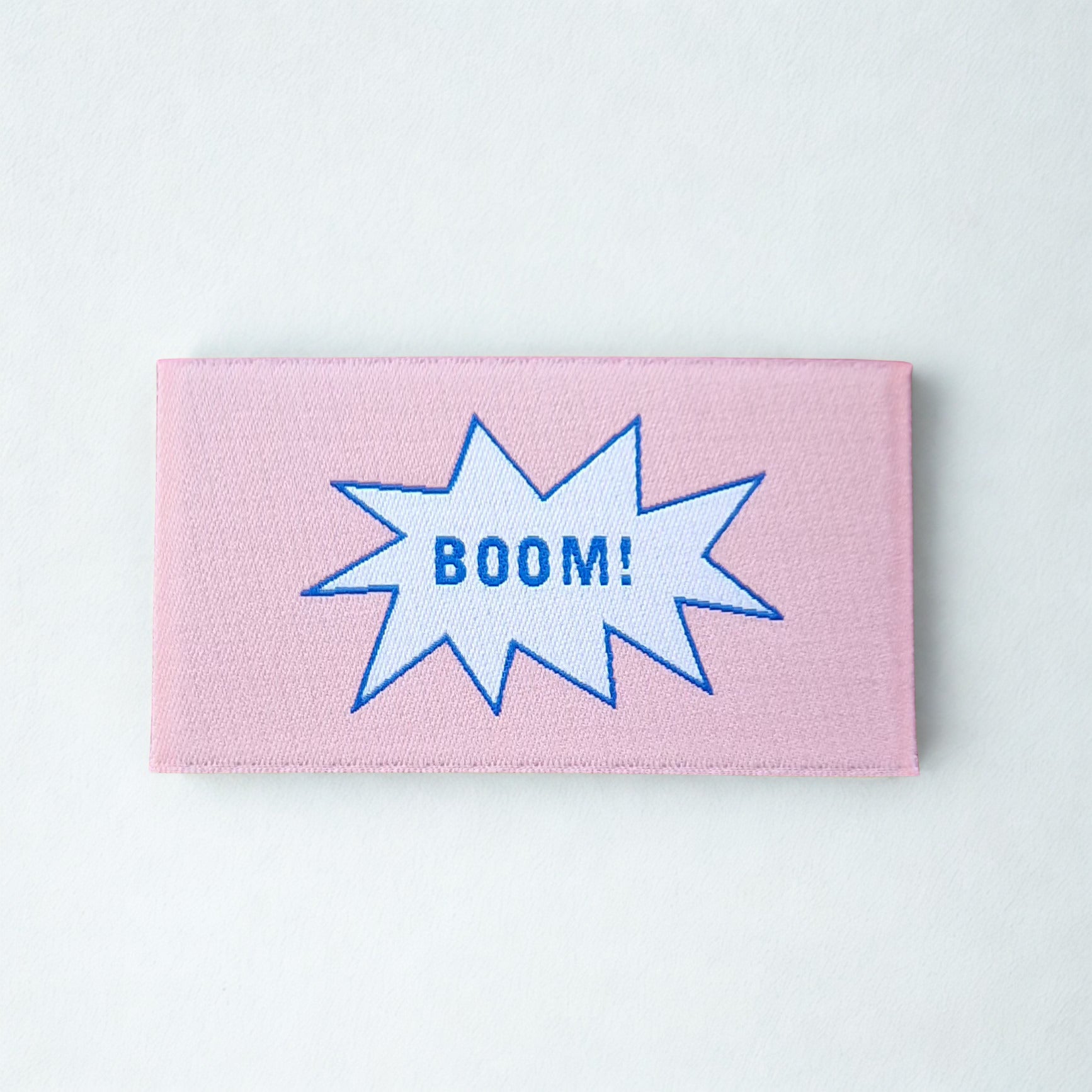 Weblabel „BOOM!“ von Prülla 4x7 cm zum Aufbügeln oder Annähen für DIY Nähprojekte 💥