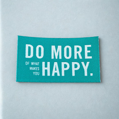 Aufbügelbare Weblabel von Prülla „Do more of what makes you happy“ in 4 Farben 4x7 cm