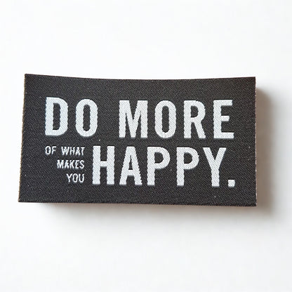 Aufbügelbare Weblabel von Prülla „Do more of what makes you happy“ in 4 Farben 4x7 cm