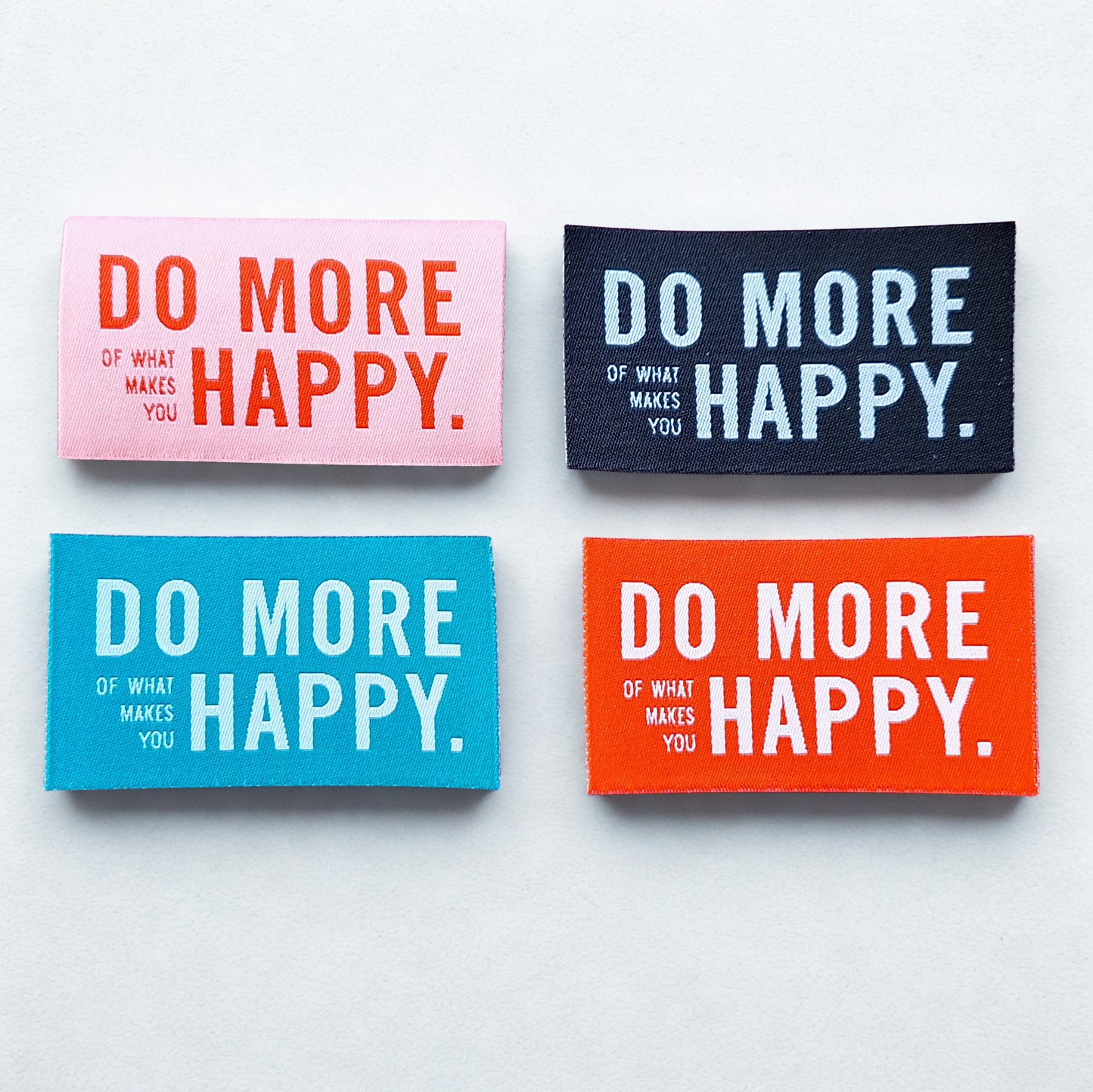 Aufbügelbare Weblabel von Prülla „Do more of what makes you happy“ in 4 Farben 4x7 cm